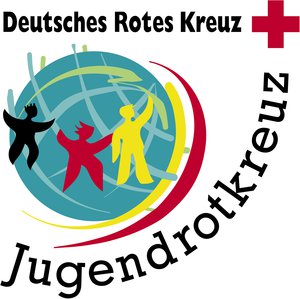 Foto: Eine Gruppe von Jugenrotkreuzlern hat Spaß zusammen und lacht.
