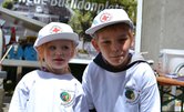 Foto: Eine Gruppe von Jugenrotkreuzlern hat Spaß zusammen und lacht.