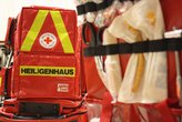 Foto: Zwei Sanitäter stehen in einemFußballstadion und schauen auf das Feld.